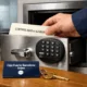 Primer plano de un técnico colocando un certificado en una caja fuerte, destacando la garantía en Barcelona.